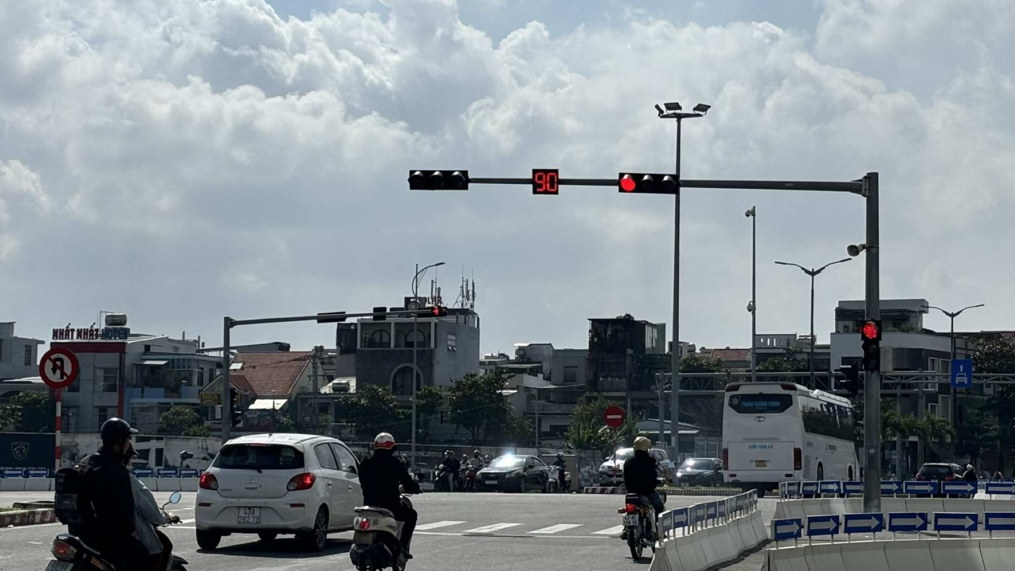 The time difference between red and green lights at some intersections in Da Nang makes many traffic participants feel inconvenient. Photo: Tran Thi