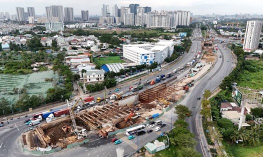 Xây hầm chui tại nút giao An Phú (TP Thủ Đức, TPHCM).  Ảnh: Anh Tú