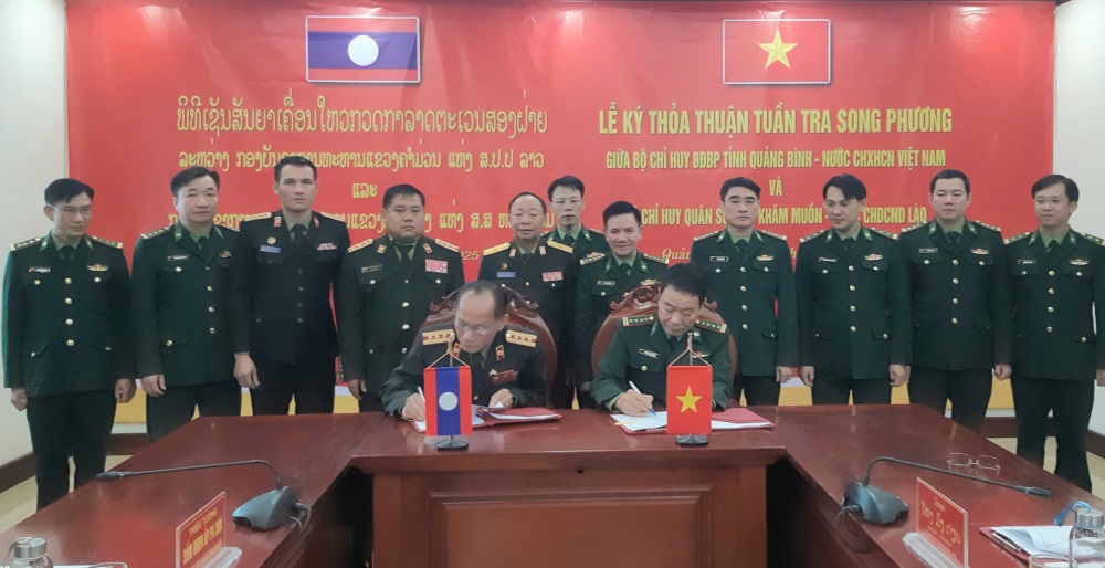 Quang Binh Border Guard and Khammouane Province Military Command have just signed a bilateral patrol agreement to protect Vietnam-Laos border security. Photo: Border Guard
