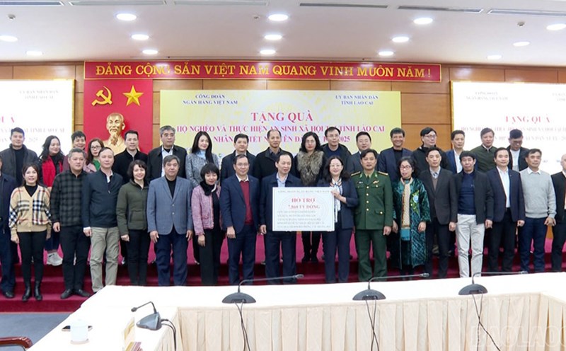 Vietnam Bank Trade Union presents support money in Lao Cai. Photo: Huu Huynh