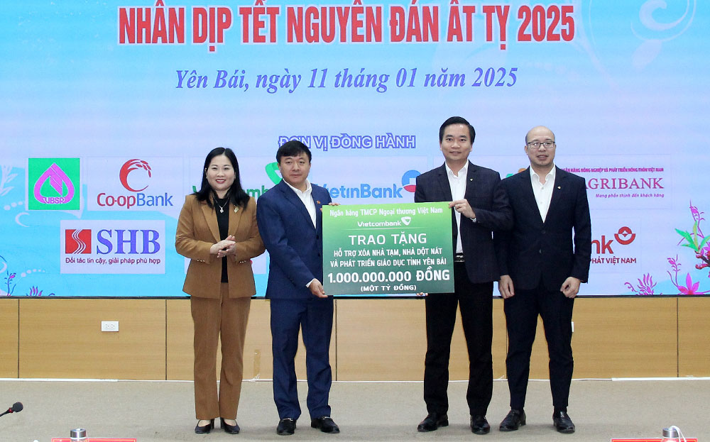 Đại diện các đơn vị trao hỗ trợ cho tỉnh Yên Bái. Ảnh: Bùi Minh