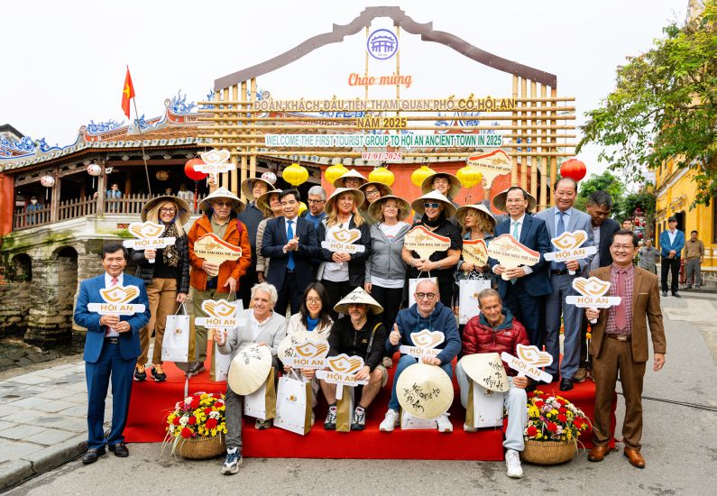 A group of Italian tourists were warmly welcomed when they first visited Hoi An on the first day of 2025. Photo: Hoi An