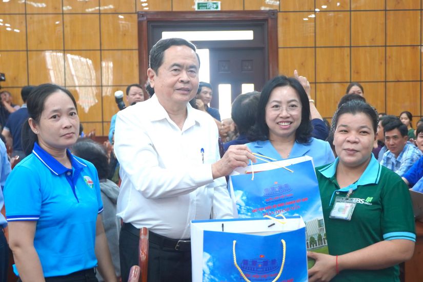 Politburo member, National Assembly Chairman Tran Thanh Man and Permanent Vice President of the Vietnam General Confederation of Labor Thai Thu Xuong presented gifts to workers in Tra Vinh province. Photo: Ta Quang