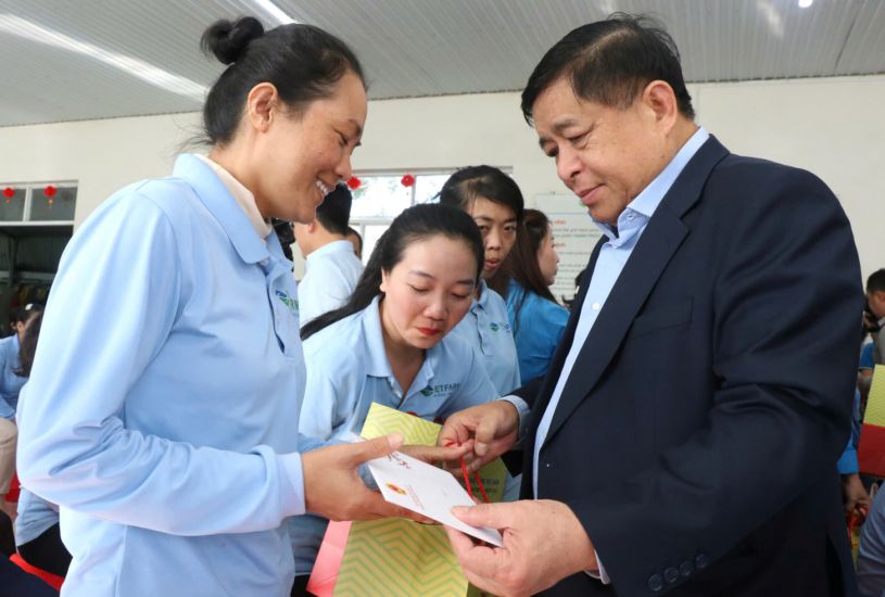 Mr. Nguyen Chi Dung - Member of the Party Central Committee, Minister of Planning and Investment presented Tet gifts to disadvantaged workers in Ninh Thuan. Photo: Phuong Linh