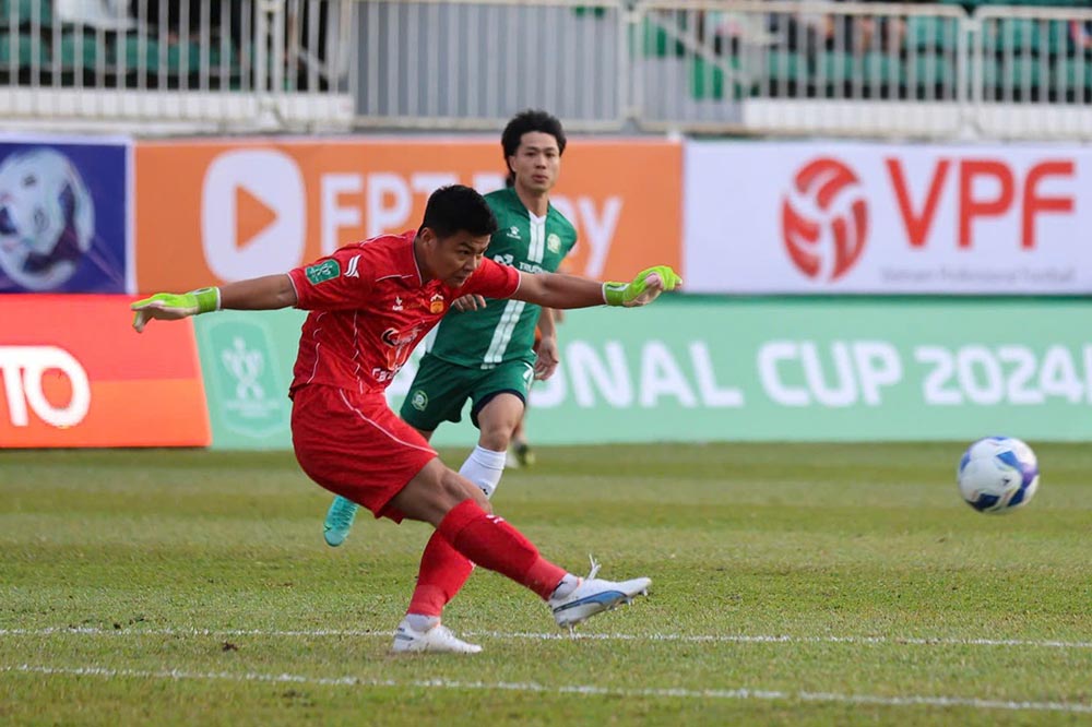 Ti so 1-1 duoc giu nguyen den het tran va 2 doi phai keo nhau vao loat luan luu may rui. Tren cham 11m, Hoang Anh Gia Lai da the hien ban linh vuot troi va gianh phan thang voi ti so 4-3, qua do gianh ve vao vong tu ket Cup Quoc gia 2024-2025. 