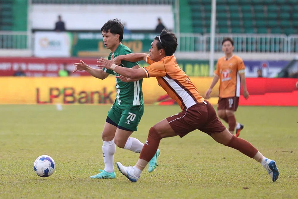 Tien dao Nguyen Cong Phuong bi cac hau ve ben phia Hoang Anh Gia Lai theo kem kha sat khien anh khong co nhieu co hoi dot pha.