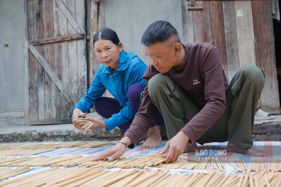 Special bamboo chopsticks are formed from the lives of people in the dialysis village in Dien Bien. Photo: Quang Dat