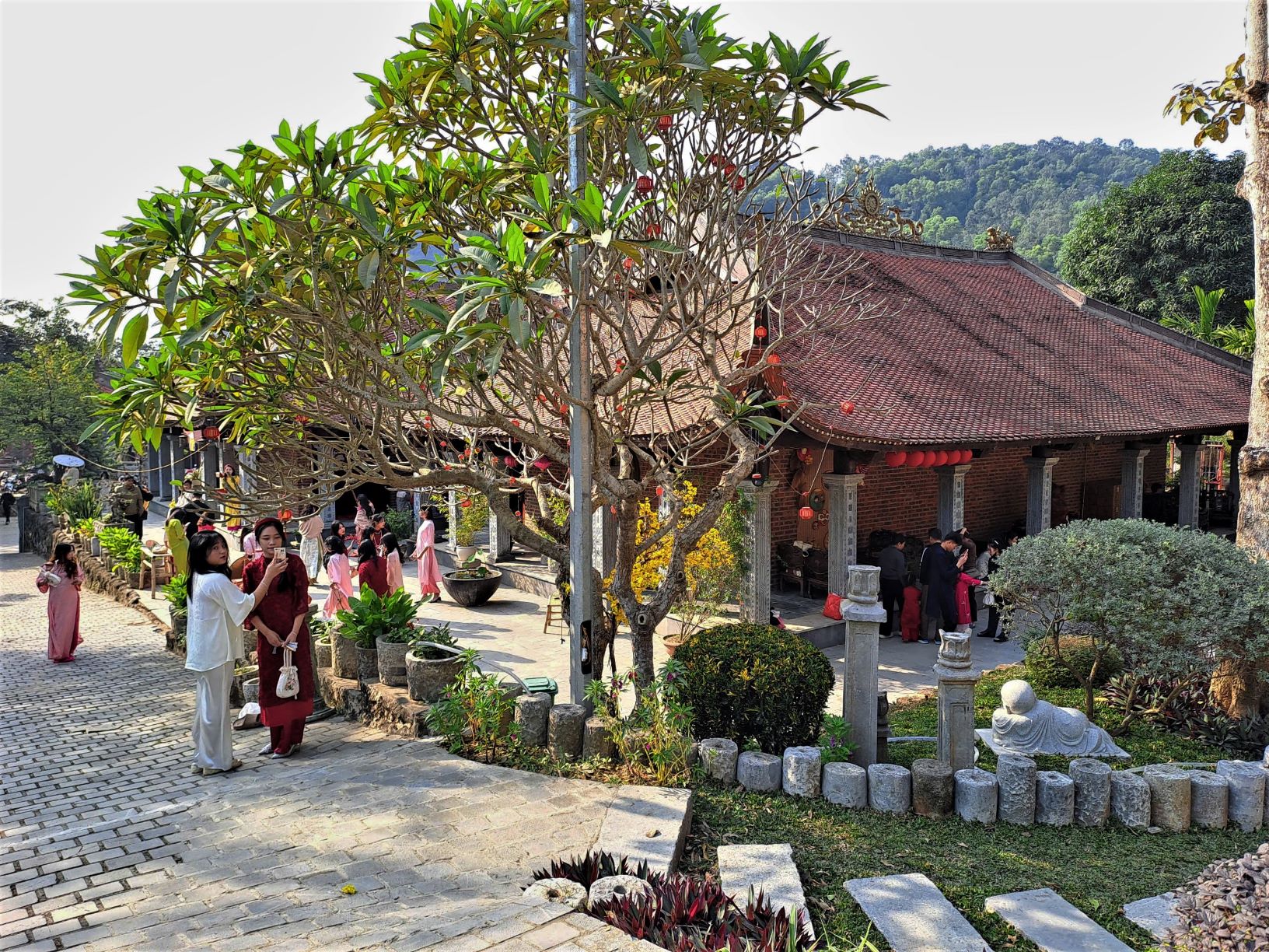 Khach den tham quan, chup anh chua Pham Thong moi ngay cuoi tuan (thu 7, chu nhat) gan day uoc tinh gan 100 - 150 luot. Chu yeu la cac ban tre hoc sinh, sinh vien, gia dinh... trong thanh pho Thanh Hoa va cac huyen lan can.