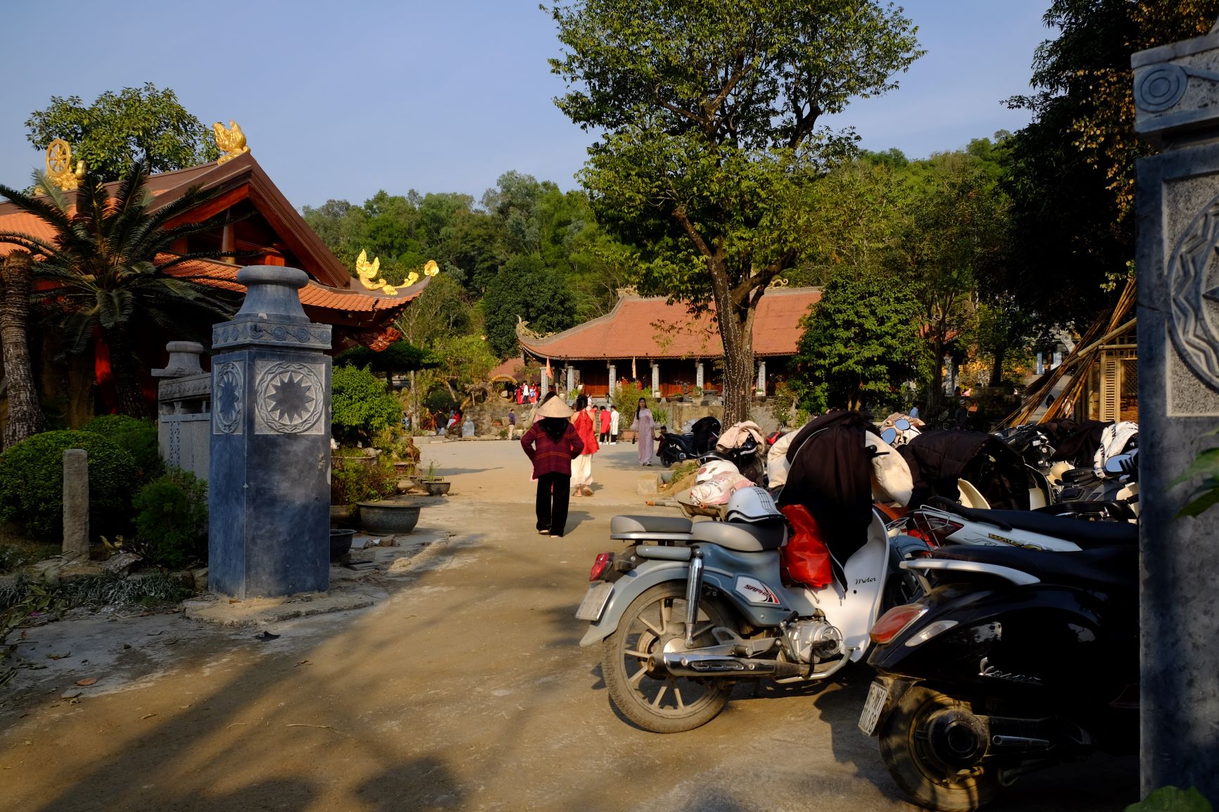 Khu vực cổng chùa ở phía đường làng cổ Đông Sơn cũng rất đông xe máy, ôtô, taxi của du khách.