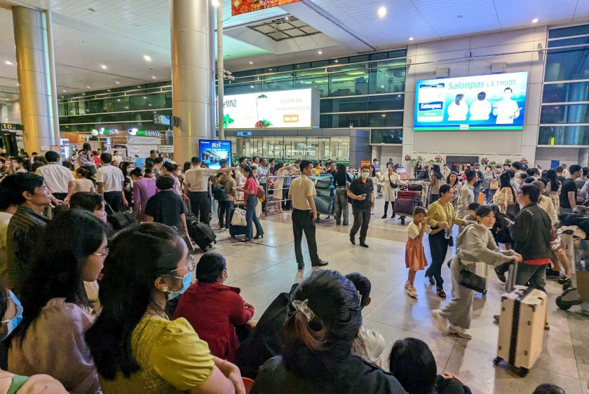 Nhiều đường bay từ TPHCM đến Nha Trang, Huế, Đà Nẵng, Thanh Hóa... hết sạch vé hạng phổ thông. Ảnh: Thanh Vũ