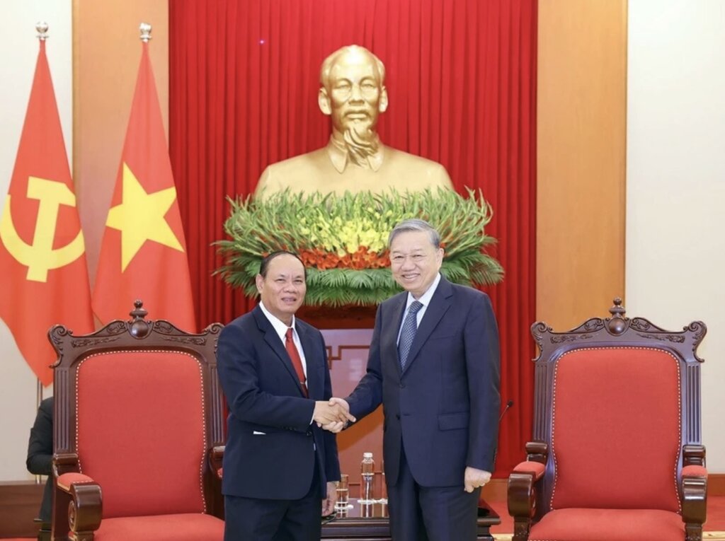 General Secretary To Lam received General Vilay Lakhamphong - Politburo member, Deputy Prime Minister, Minister of Public Security of Laos. Photo: VNA