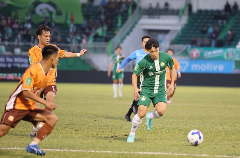 Hoang Anh Gia Lai beat Binh Phuoc in a penalty shootout to enter the quarter-finals of the 2024-2025 National Cup. Photo: BPFC