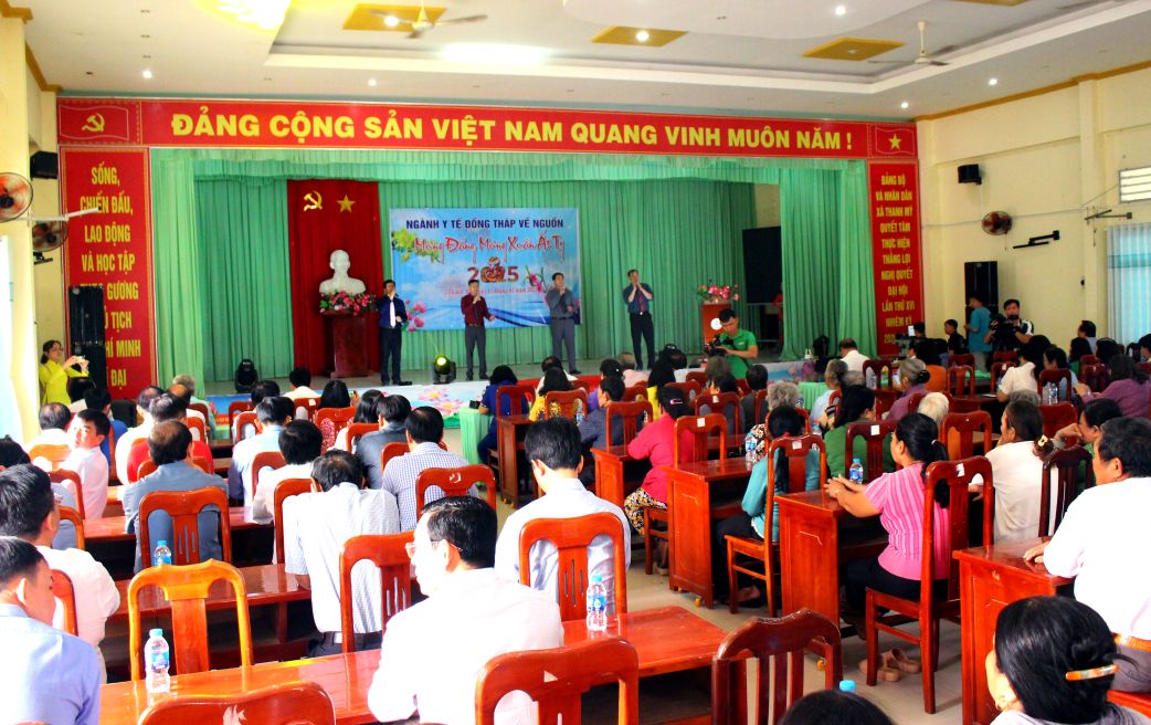 Dong thoi to chuc buoi hop mat cac the he thay thuoc tung gan bo voi nguoi dan Thanh My trong khang chien.
