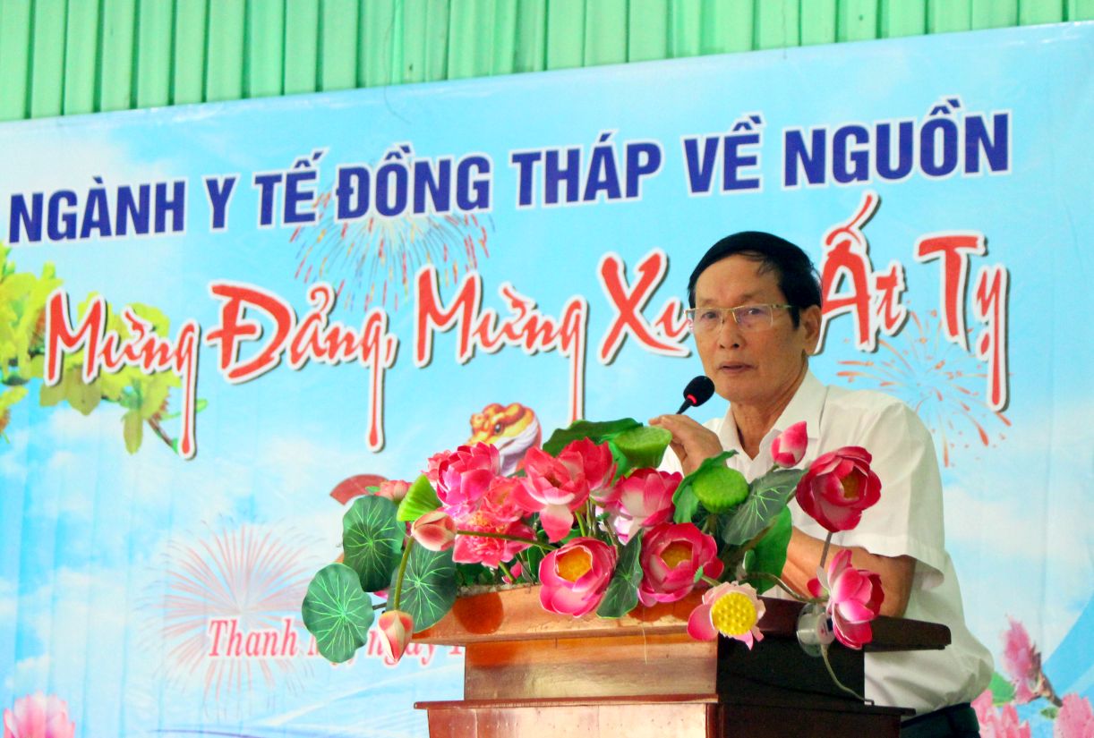 Trong khong khi am ap nghia tinh, cac dai bieu da on lai nhieu ky niem sau sac va tinh cam ma nguoi dan Thanh My da cuu mang nganh y te Kien Phong, tien than y te Dong Thap ngay nay. Trong anh la Bac si Doan Van Hong, nguyen Giam doc So Y te Dong Thap, mot trong so it nhan vien y te tung gan bo voi Thanh My trong khang chien, con song sot. Ong Hong cung la nguoi khoi xuong va nhiet tinh ho tro duy tri hoat dong ve nguon nay lien tuc hon 30 nam qua.