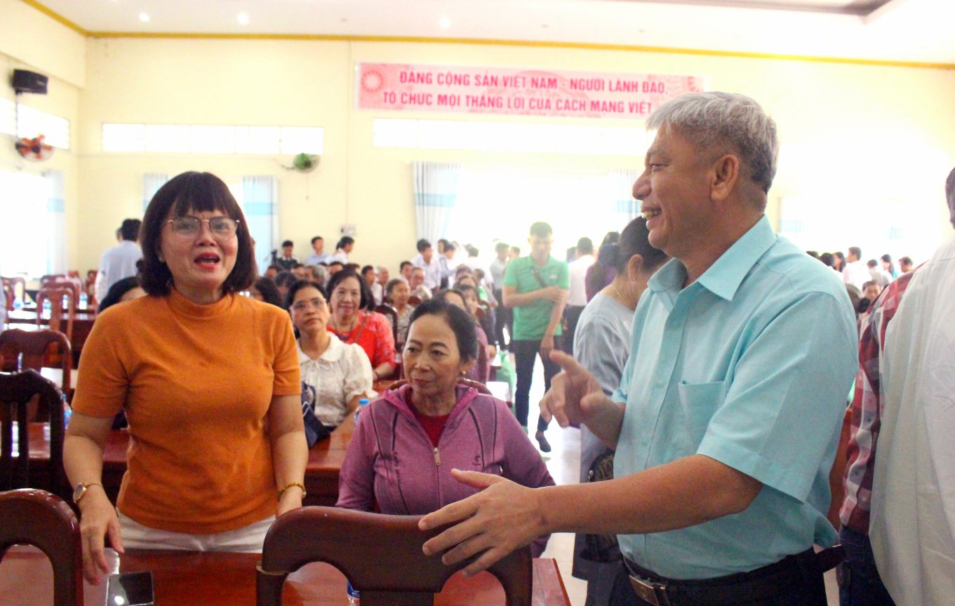 Ben canh cac mon qua, loi chuc mung cua lanh dao nganh y te, buoi hop mat con la dip de cac thay thuoc cung thoi chien tranh chia se ky niem, tham hoi gia dinh cac an nhan da tung cuu mang, dum boc don vi.