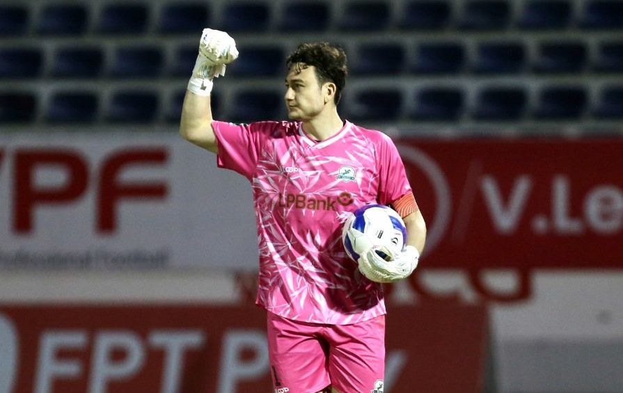 Goalkeeper Dang Van Lam helps Phu Dong Ninh Binh win a ticket to the quarter-finals of the 2024-2025 National Cup. Photo: PDNB FC