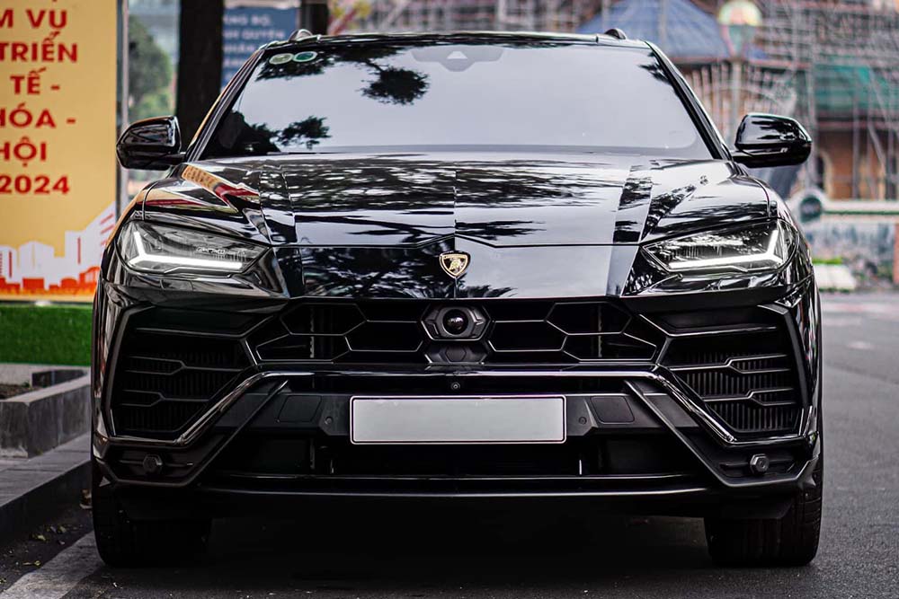 The 2019 Lamborghini Urus super SUV is being offered for sale for more than 12 billion VND in Ho Chi Minh City. Photo: Tu Luong