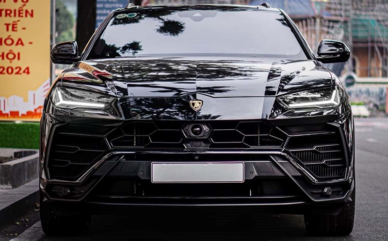 The 2019 Lamborghini Urus super SUV is being offered for sale for more than 12 billion VND in Ho Chi Minh City. Photo: Tu Luong