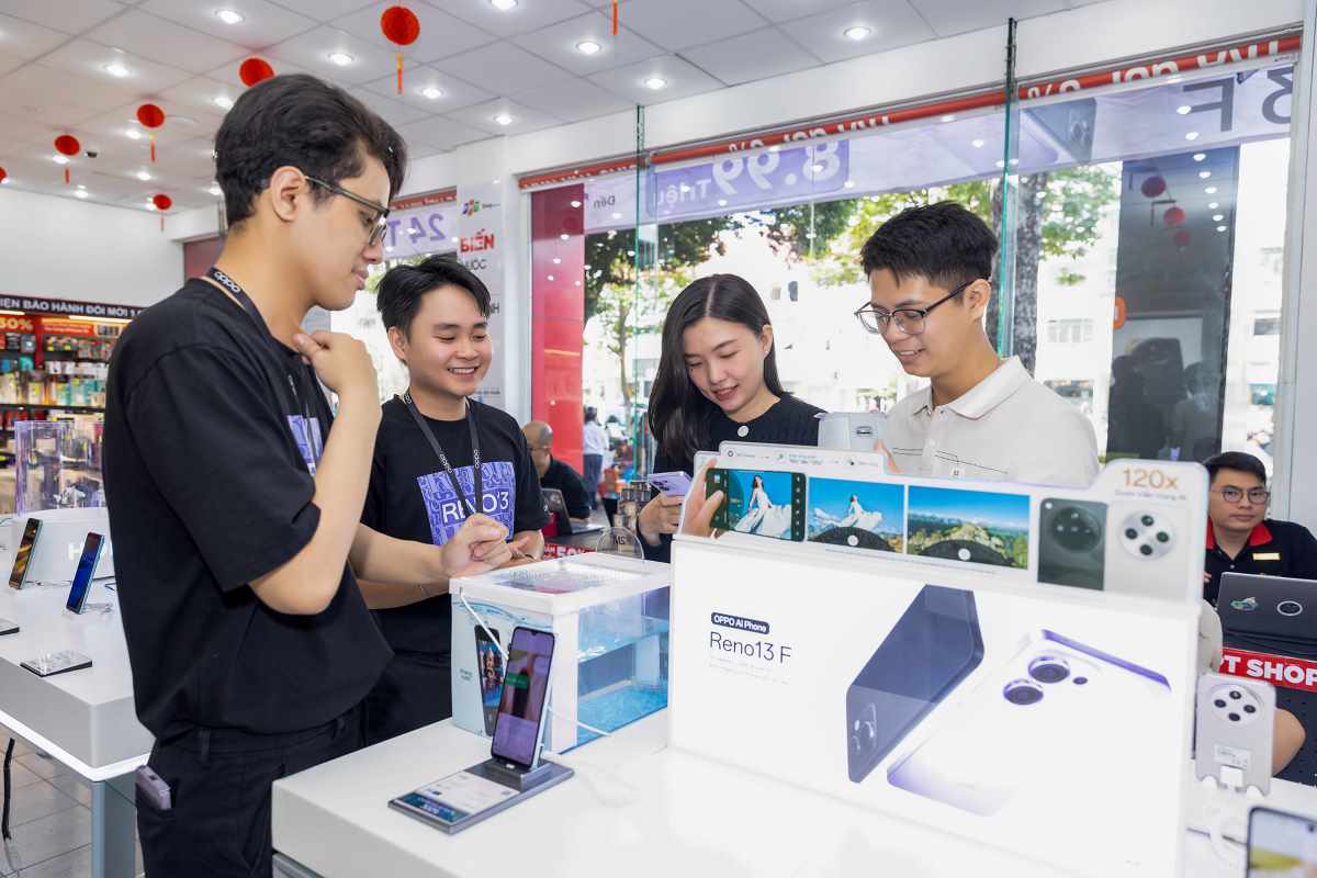 The Oppo Reno13 series of smartphones received tens of thousands of pre-orders before the launch date. Photo: Vien Nguyen
