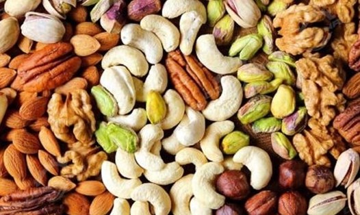 Nên điều chỉnh chế độ ăn với ngũ cốc nguyên hạt, trái cây tươi để hạ đường huyết. Ảnh: Kiều Vũ