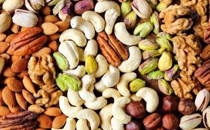 You should adjust your diet with whole grains and fresh fruits to lower blood sugar. Photo: Kieu Vu