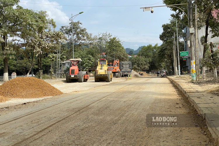 Don vi thi cong duong noi cac tinh mien nui phia Bac, doan qua huyen Van Ban (Lao Cai). Anh: Dinh Dai