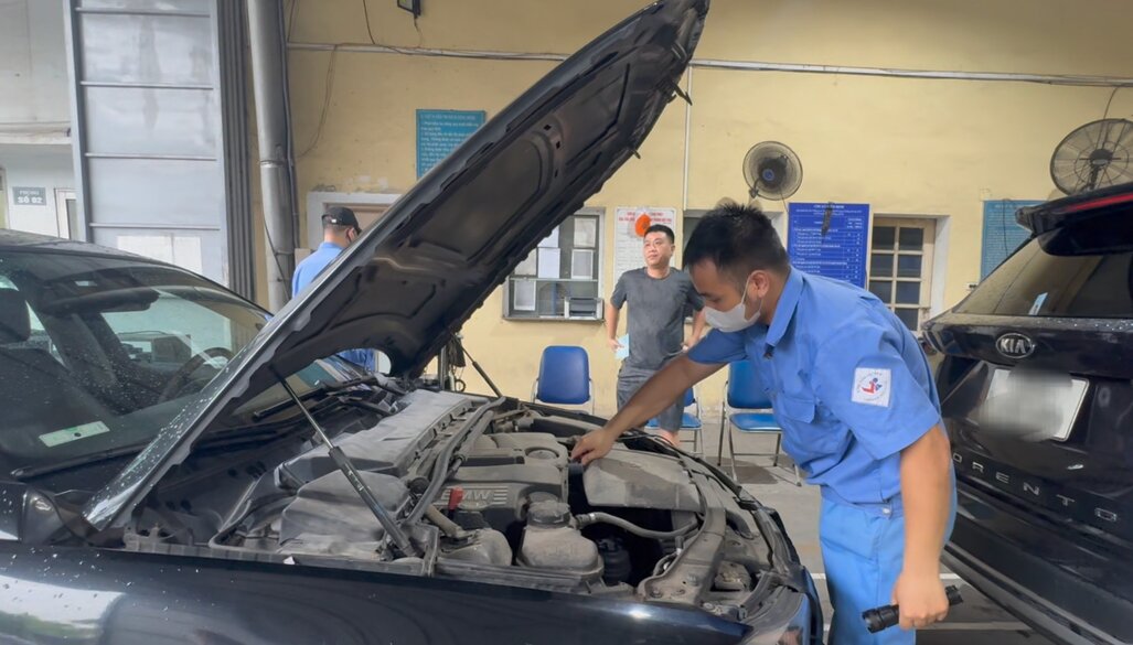 Inspectors conduct motor vehicle inspections. Photo: Khanh Linh