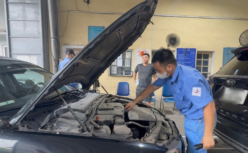 Inspectors conduct motor vehicle inspections. Photo: Khanh Linh