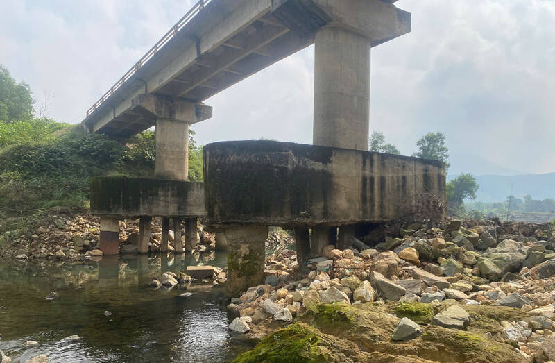 Cầu Cơn Gáo đã xuống cấp. Ảnh: Trần Tuấn.