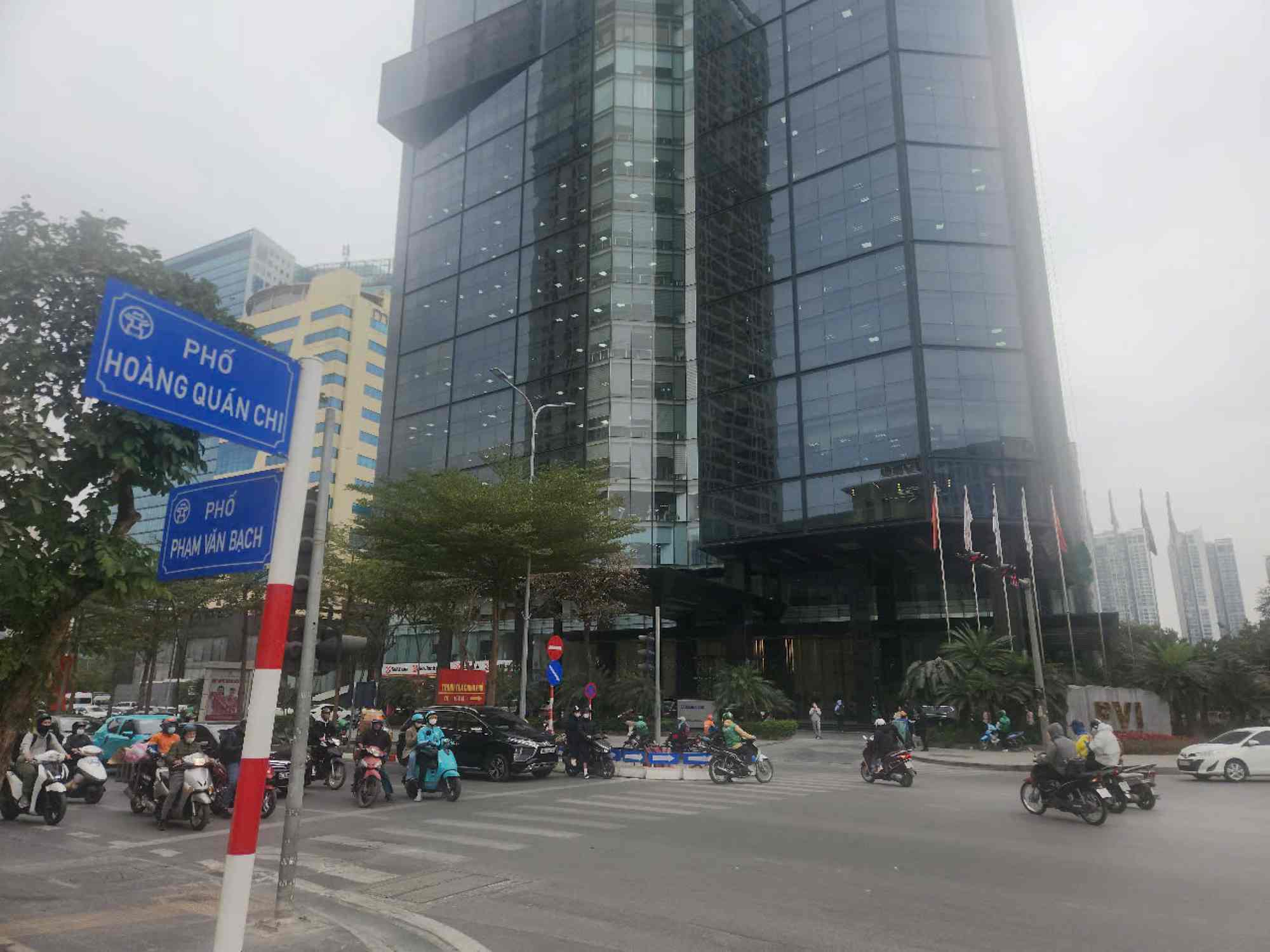 Pham Van Bach - Hoang Quan Chi intersection, Cau Giay district, Hanoi. Photo: Minh Hanh