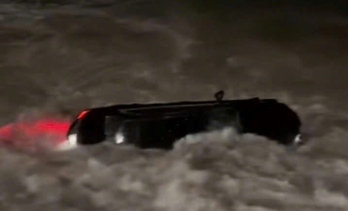 The Mercedes car crashed into Nha Trang beach and was severely damaged by the waves. Photo: Phuong Linh