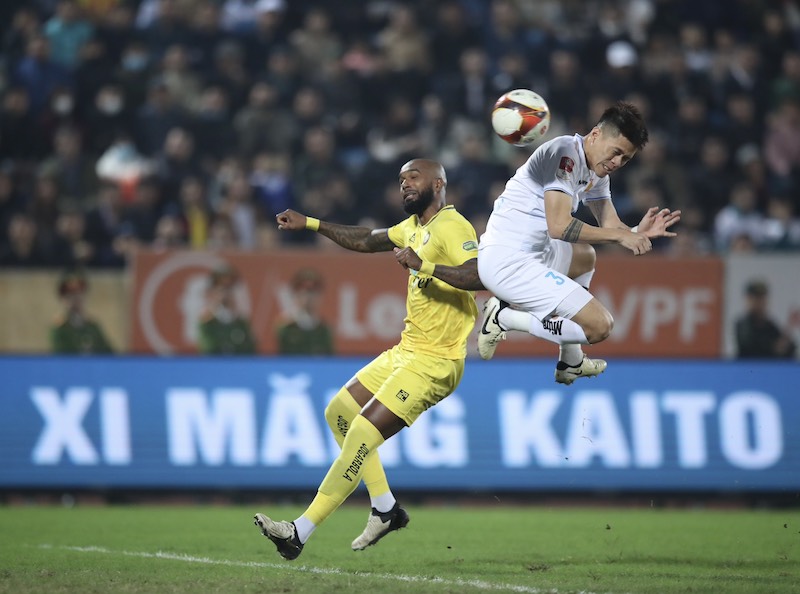 Thanh Hoa Club meets Nam Dinh in the postponed match of round 12 of V.League 2024-2025. Photo: An Nguyen