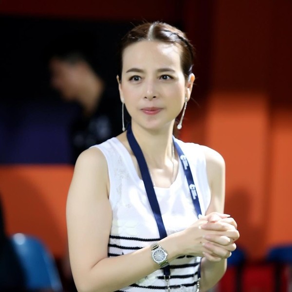 Hinh anh Madam Pang va con gai tren san bong da. Anh: Instagram