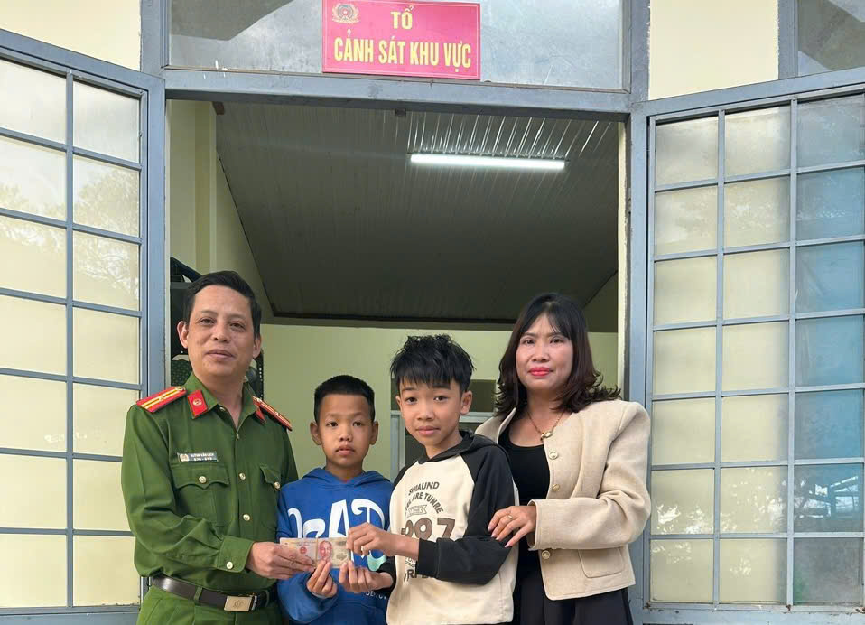 Two sixth graders found more than 10 million VND and asked the police to find the owner to return it. Photo: Provided by the police