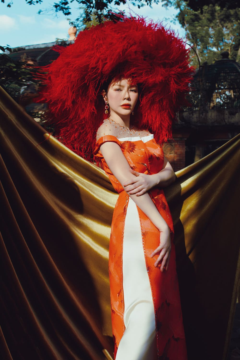 Ly Nha Ky trong mau thiet ke ao dai tren nen chat lieu gam hoa in chim, cac hoa tiet chim hac duoc Le Ngoc Lam thiet ke rieng va sap xep theo kieu hang loi vo cung tinh xao. Anh: Linh Pham