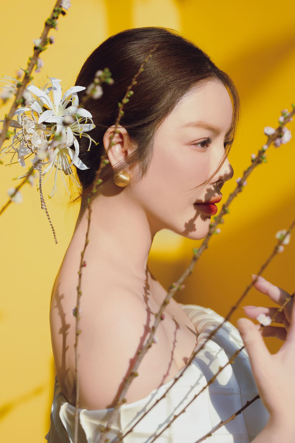 Ta ao dai trang duoc thiet ke cau ky tren nen vai taffta cao cap ket hop cung vai organza Nhat tao ra mot su tuong phan thu vi giup Ly Nha Ky co hinh anh moi la va day nu tinh. Anh: Linh Pham