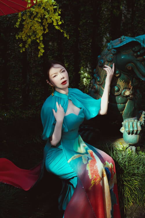 Chiec ao dai duoc thiet ke tren nen vai lua to anh kim voi chi tiet cach dieu dua tren thiet ke ao dai truyen thong, phan tay duoc xep loe vua co the che duoc khuyet diem vua trong nu tinh va diu dang hon. Anh: Linh Pham