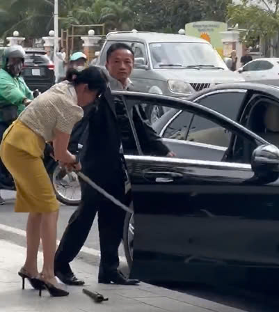 Người đi xe Mercedes xin lỗi nhân viên môi trường vì hành vi hái hoa trong công viên. Ảnh: Hữu Long