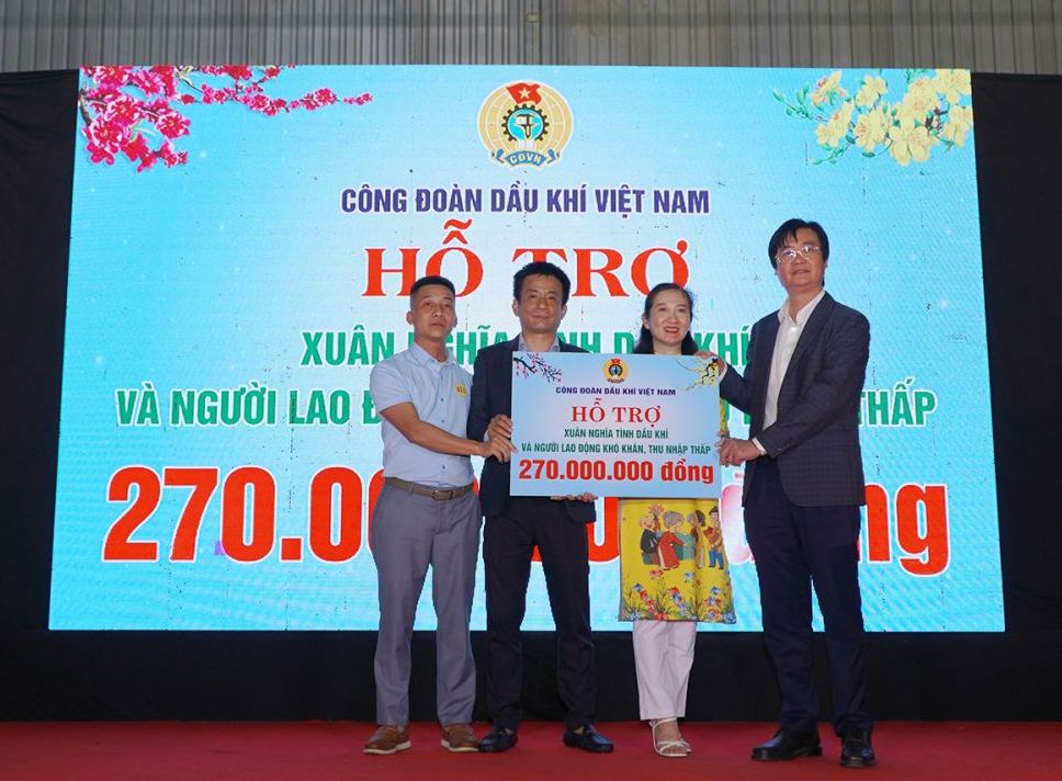 Permanent Vice President of the Vietnam Oil and Gas Trade Union Nguyen Manh Kha (far right) presents the symbol of the support money to DQS union members and workers. Photo: Trade Union