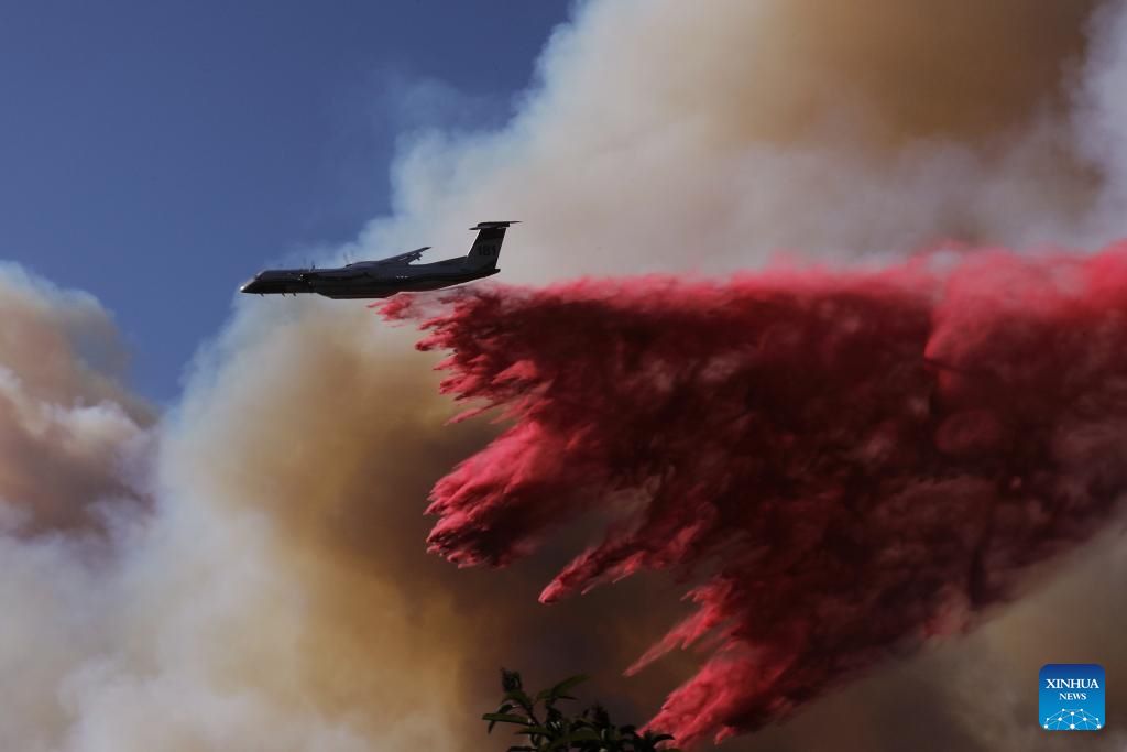 Mot chiec may bay tham gia chua chay o Mandeville Canyon, Los Angeles, ngay 11.1.2025. Anh: Xinhua