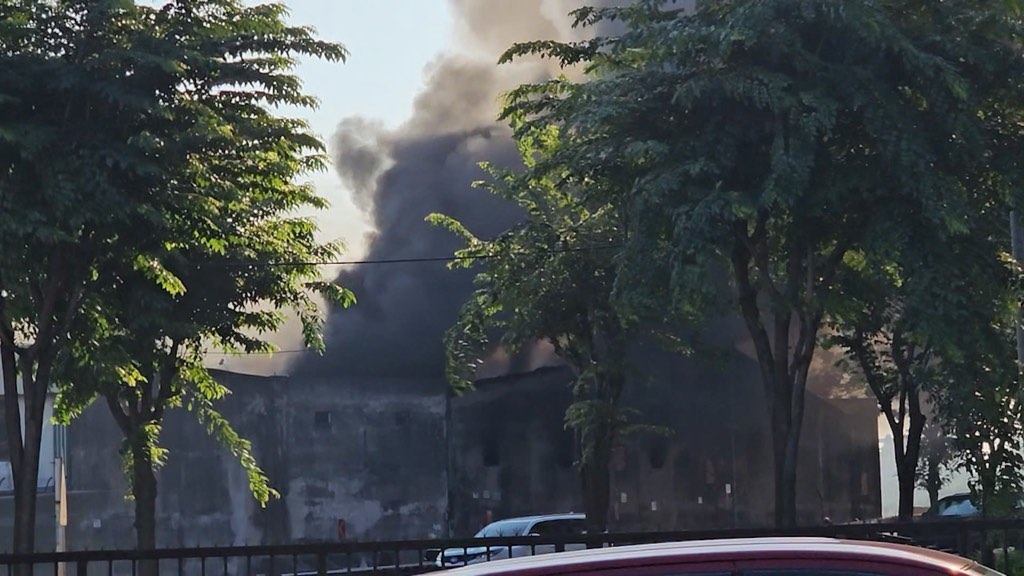 A fabric warehouse on National Highway 1 (Binh Tri Dong A ward, Binh Tan district) suddenly caught fire.