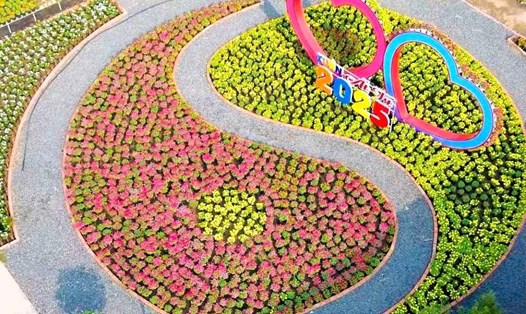 Các điểm du lịch trang hoàng lộng lẫy thu hút du khách. Ảnh: Thanh Thanh