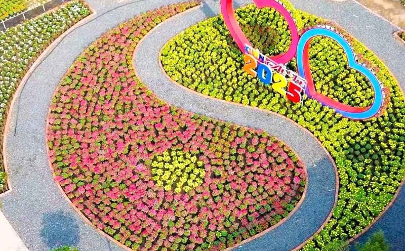 The splendidly decorated tourist attractions attract visitors. Photo: Thanh Thanh