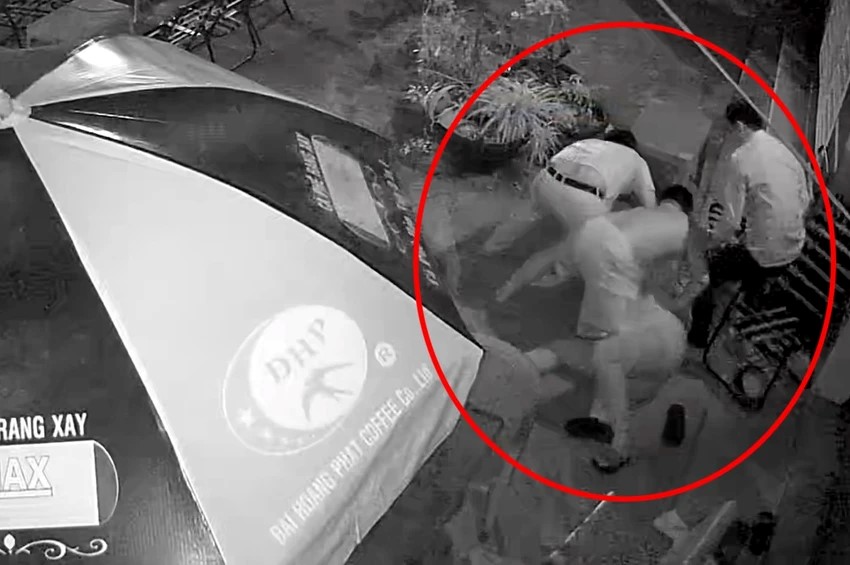 Công an đã tạm giữ 3 người đánh 1 tài xế và hỏi "mày biết tao là ai không". Ảnh cắt từ clip