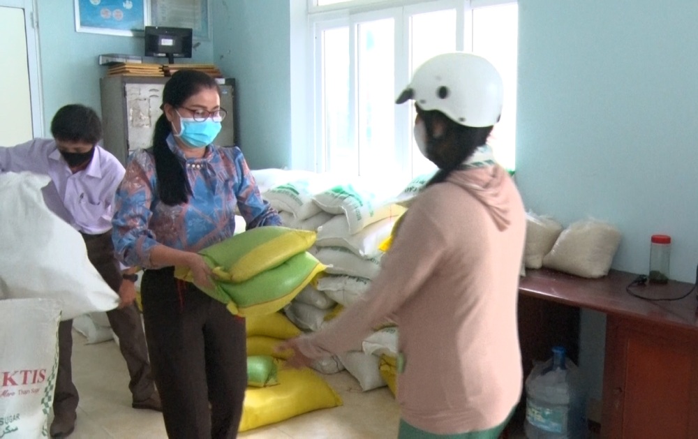 For more than 10 years as Chairwoman of the Vietnam Fatherland Front Committee of Duong Dong Ward, Phu Quoc City, Ms. Giang has always been devoted to this job. Photo: Xuan Nhi