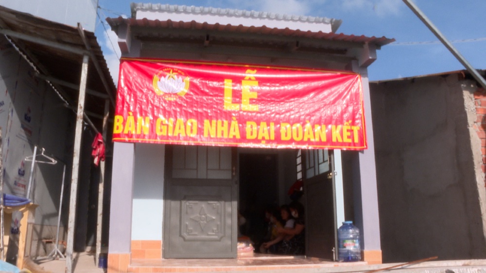 Ba Giang da van dong dong gop xay dung va sua chua tren 40 can nha Dai doan ket. Anh: Xuan Nhi