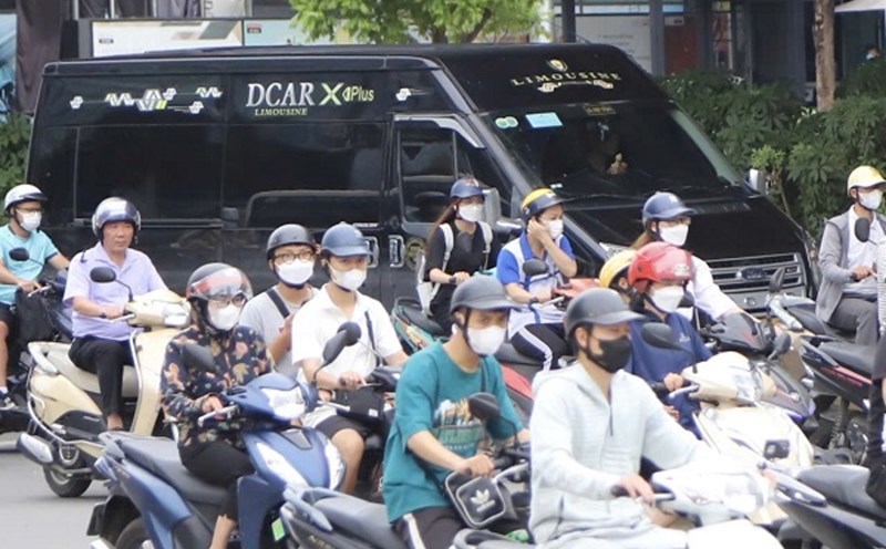 Motorcycle emission inspection is a new content in the law. Photo: Xuyen Dong