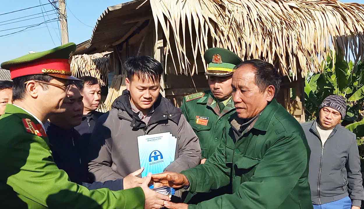 Leaders of Nghe An Provincial Police visited and expressed condolences to the family of the person who died in the traffic accident. Photo: Hai Dang