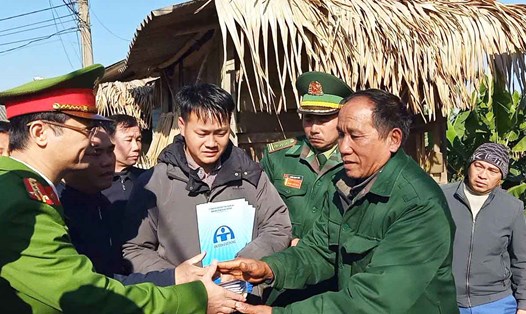 Lãnh đạo Công an tỉnh Nghệ An thăm hỏi, chia buồn với gia đình có người tử vong do tai nạn giao thông. Ảnh: Hải Đăng