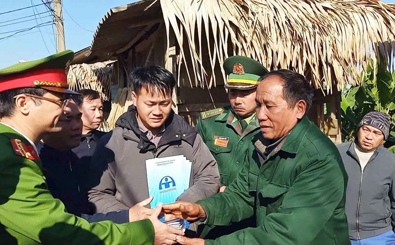 Leaders of Nghe An Provincial Police visited and expressed condolences to the family of the person who died in the traffic accident. Photo: Hai Dang